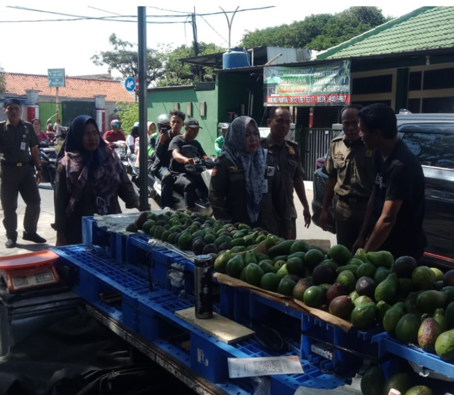 Satpol PP Kota Tangerang Menertibkan PKL Dan Bangunan Liar