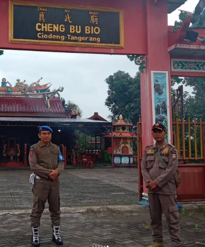 Puluhan Personel Satpol PP Kabupaten Tangerang Jaga Ketertiban di Belasan Vihara