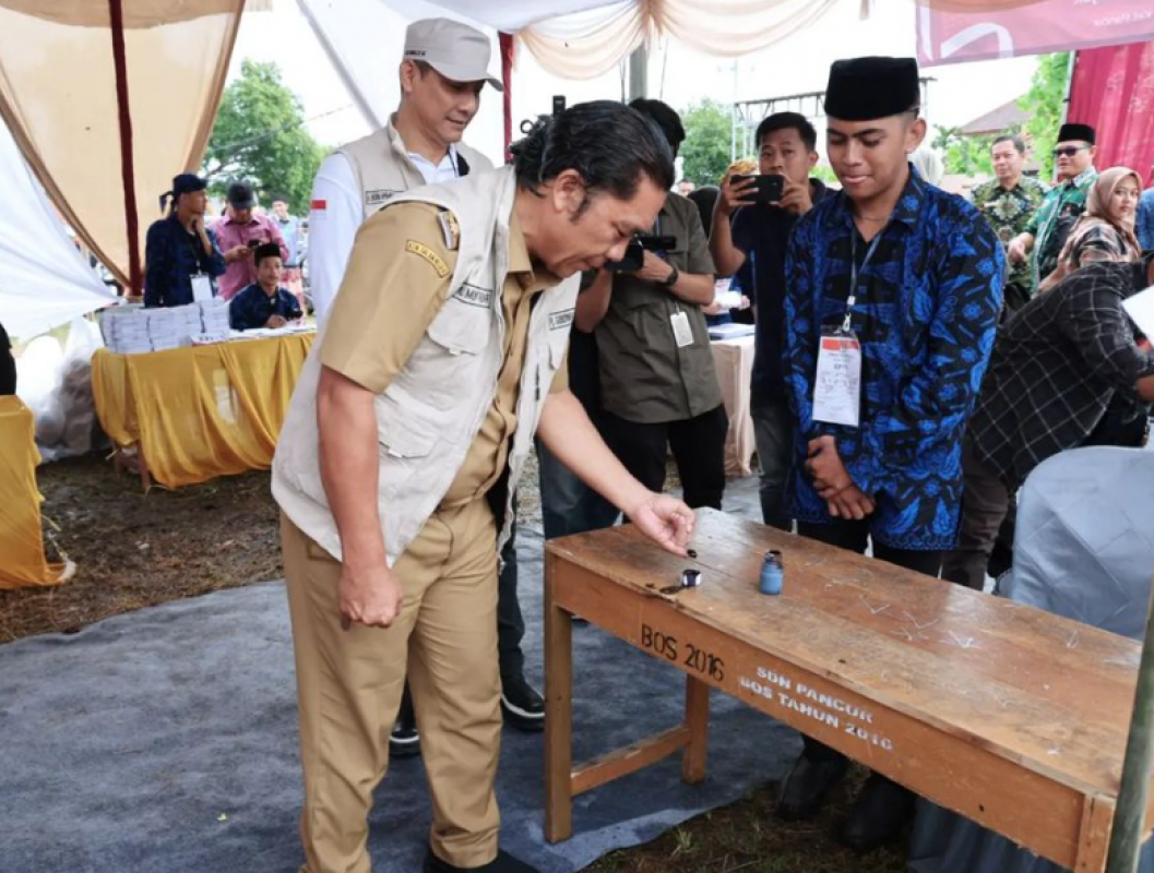 Pj Gubernur Banten Al Muktabar menyalurkan Hak Pilihnya