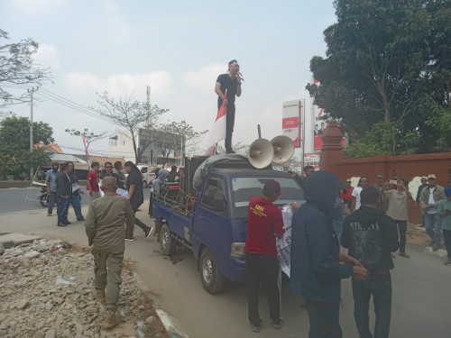 Satpol PP Provinsi Banten Melaksanakan Pengamanan Aksi Unjuk Rasa