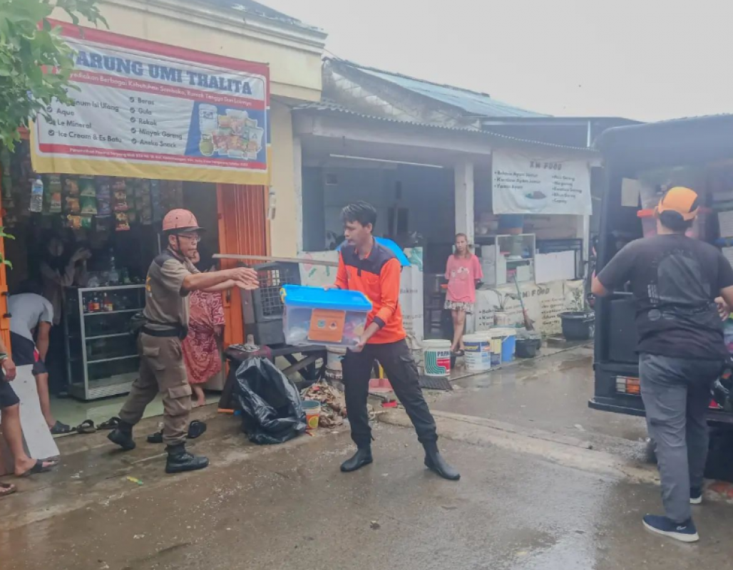 Bantuan Logistik Warga Terdampak Banjjir Satpol PP Kota Tangsel