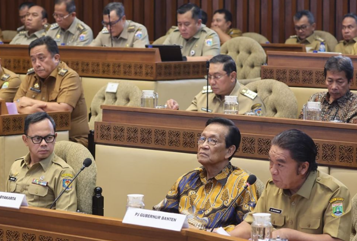 Pj Gubernur Banten Mengikuti Rapat Kerja Dengan Komisi II DPR RI