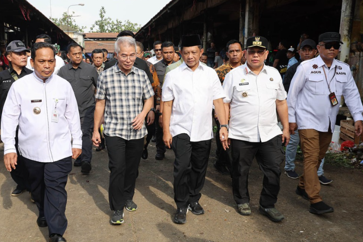 Menteri Dalam Negeri Tito Karnavian Meninjau Sejumlah Harga Dan Stok Barang