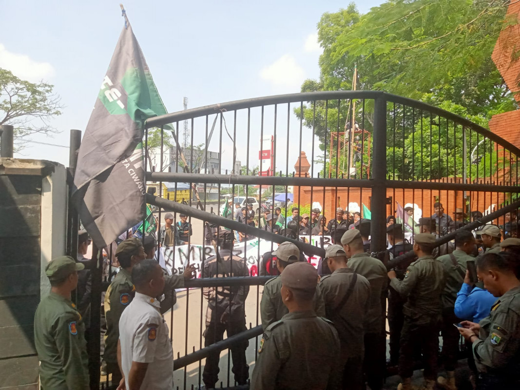 Pengamanan Aksi Unjuk Rasa Sidang Paripurna DPRD