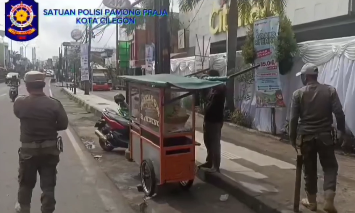 Satpol PP Kota Cilegon Melaksanakan Penegakan Perda Tentang Pengendalian Pedagang