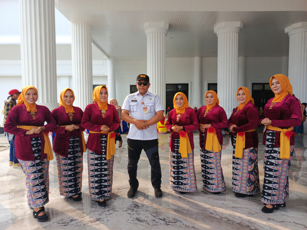 Line Dance Perempuan Berkebaya
