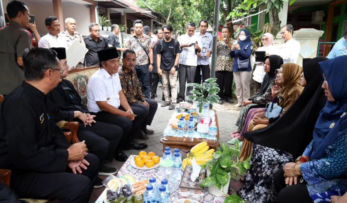 Pj Gubernur Memberikan Santunan Kepada Penyelenggara Pemilu