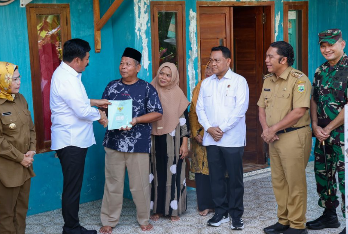 Penyerahan Sertifikat Tanah Oleh Menteri ATR