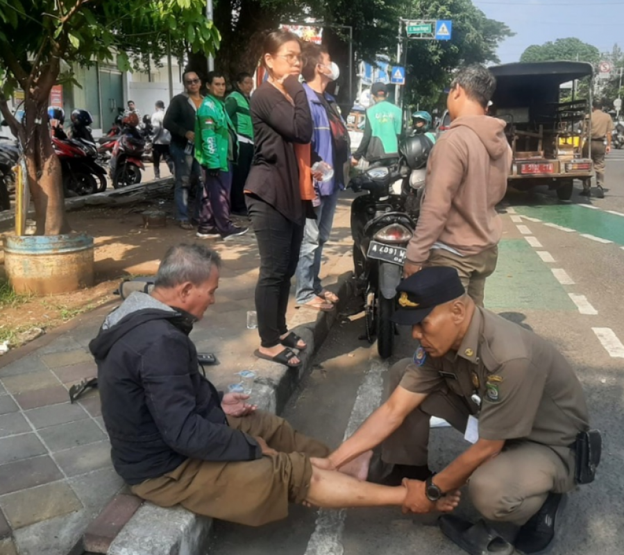 Satpol PP Kota Tangerang Membantu Kecelakaan Laka Lantas