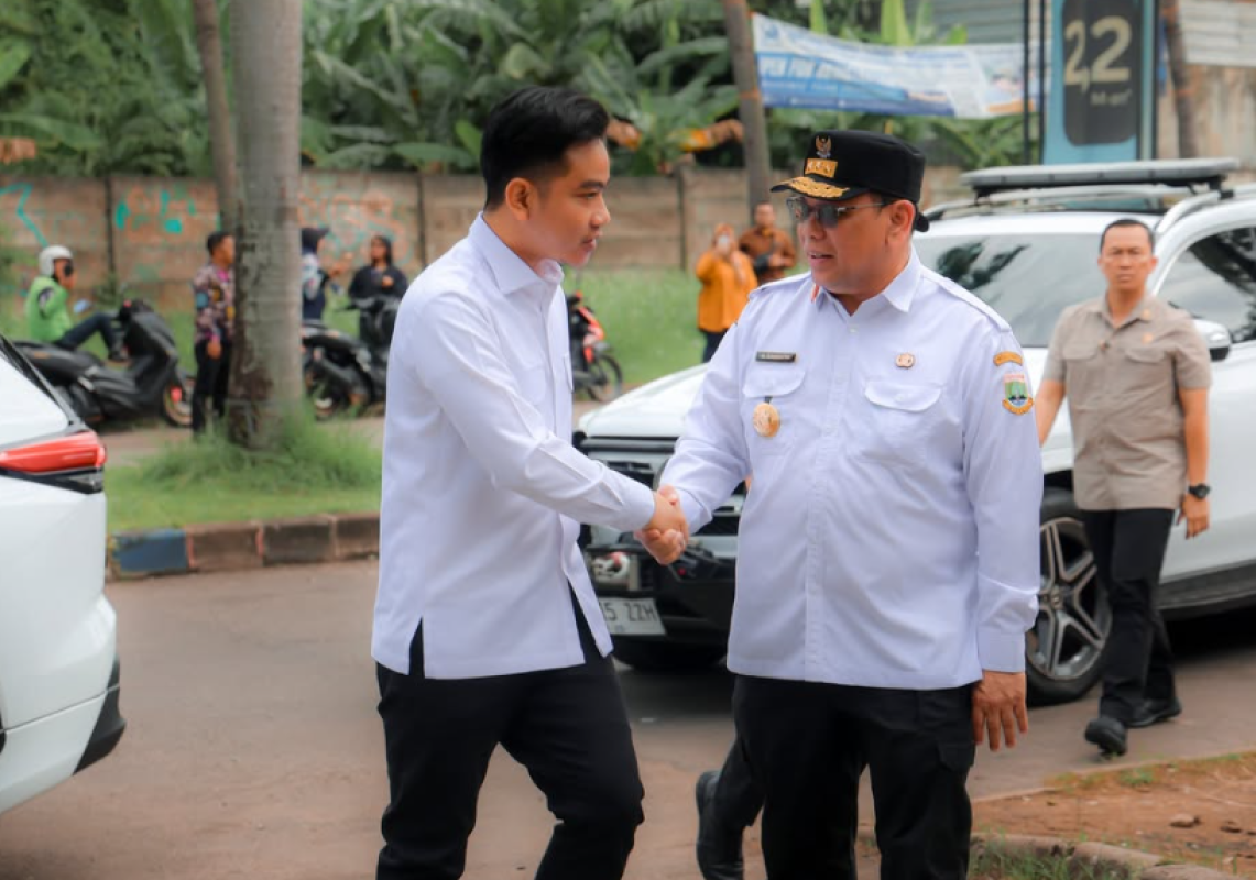 A Damenta mendampingi Wakil Presiden RI Gibran Rakabuming Raka meninjau pelaksanaan program Makan Bergizi Gratis (MBG)