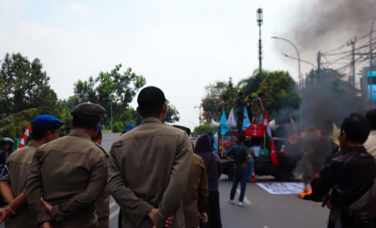 Pengamana Demontrasi Masa Pelantikan DPRD Kota Tangsel