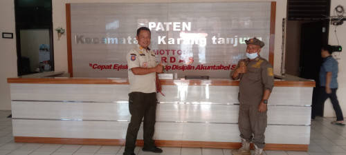 Personil Satpol PP Provinsi Banten Tertibkan Reklame dan Alat Peraga lainnya.
