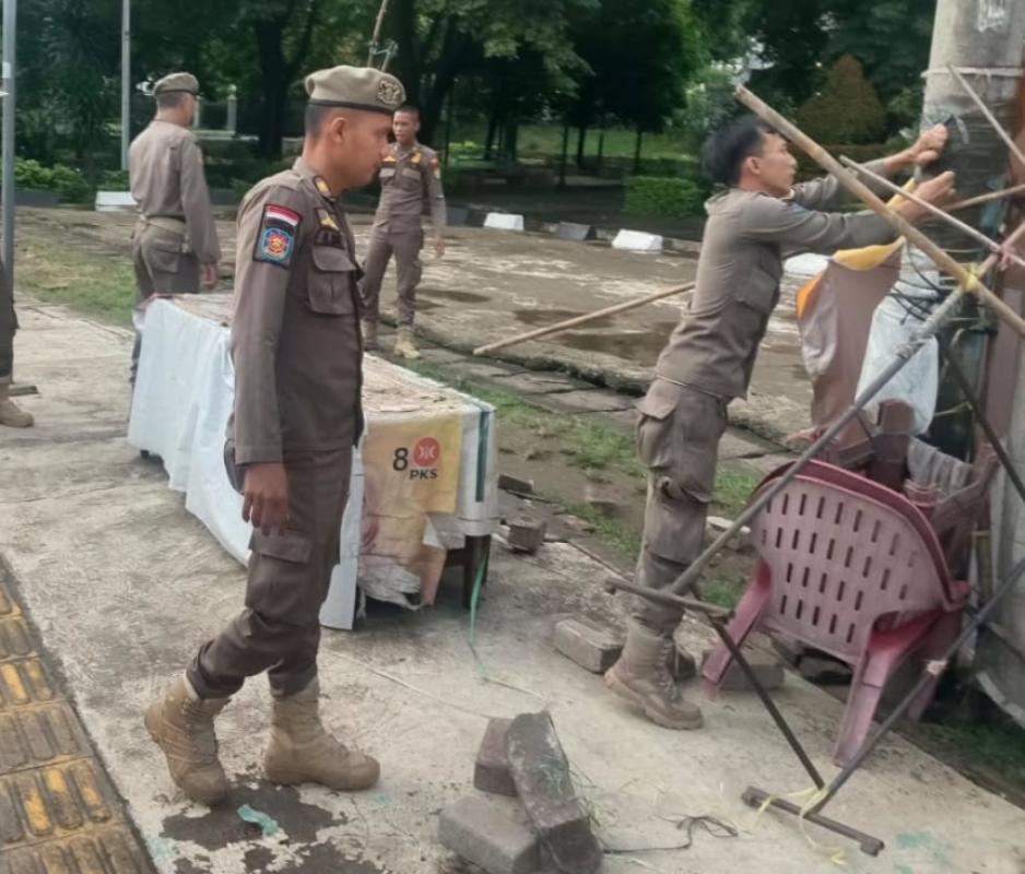 Patroli Rutin Menertibkan Perlengkapan Berjualan