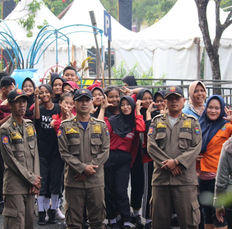 Satpol PP Jaga Ketertiban dan Keamanan Wahana Permainan Gratis dan Bazar UMKM