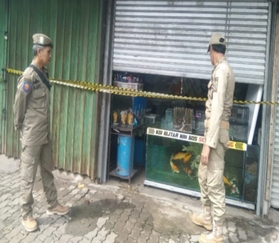 Kios Yang Berdiri Di Lahan PT KAI dibongkar Satpol PP Kota Serang