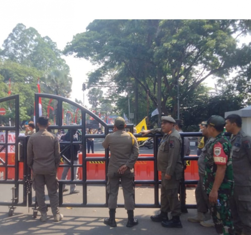 Pengamanan Aksi Unjuk Rasa Oleh Satpol PP Kota Tangerang