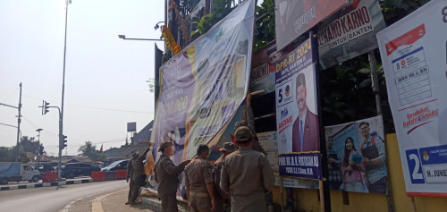 Pembongkaran Gubug Liar di Kota Serang