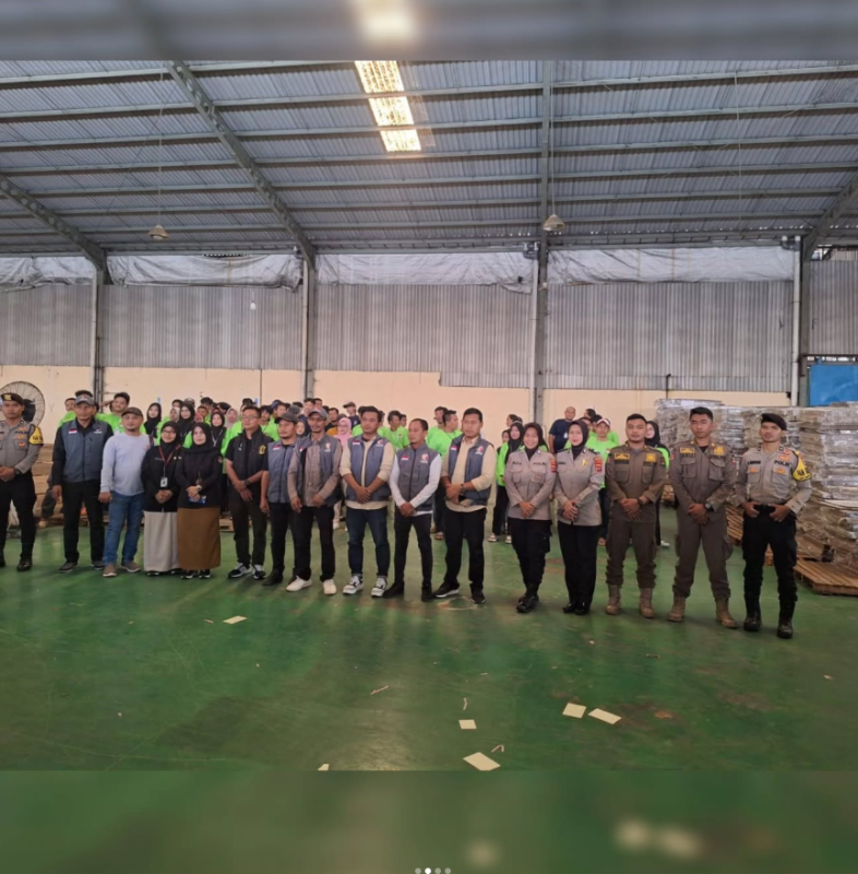 Personel Satpol PP Kabupaten Taangerang Jaga Keamanan Dan Ketertiban Di Gudang Logistik KPU