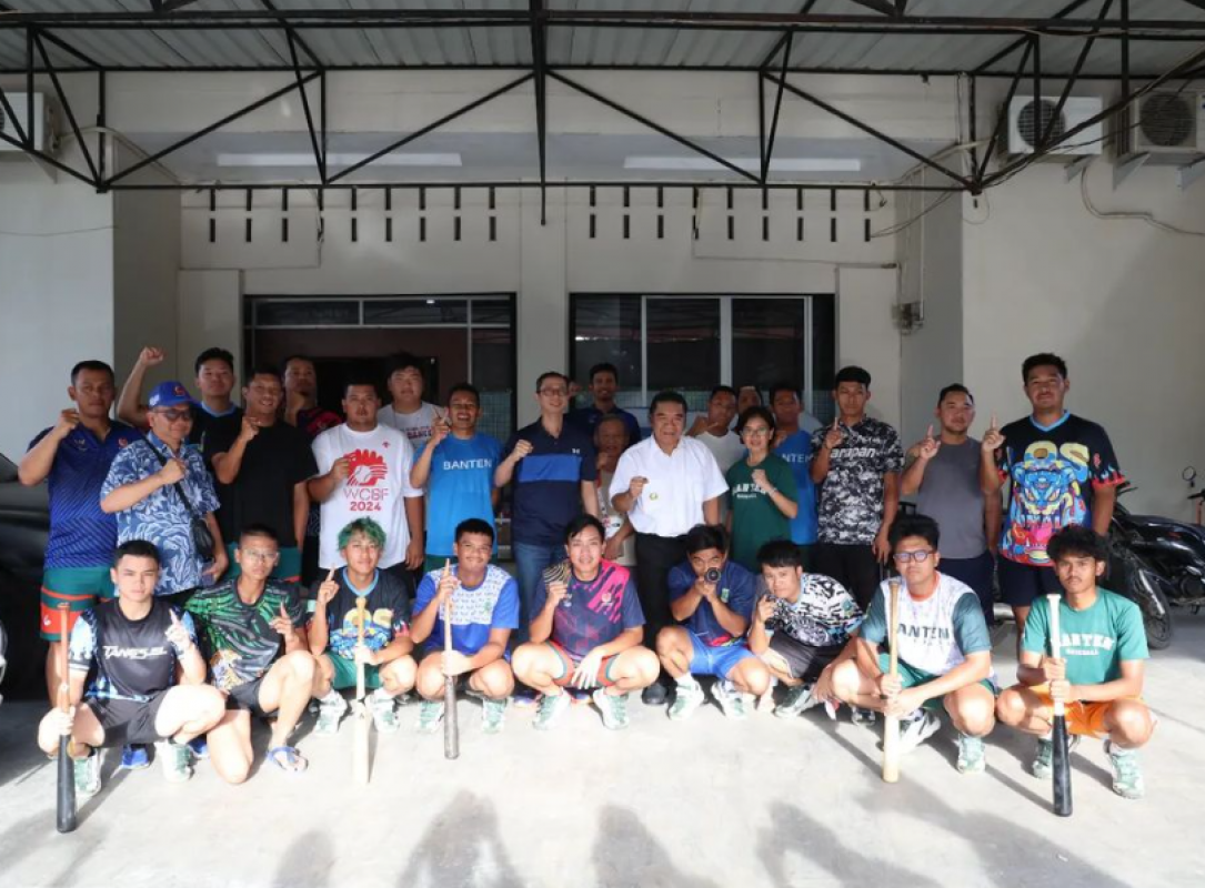 Al Muktabar memberikan semangat kepada atlet Provinsi Banten untuk PON XXI Aceh-Sumut 2024