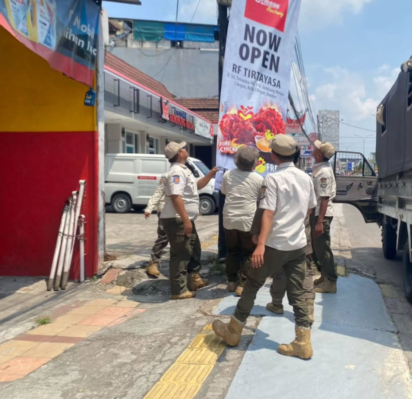Penertiban Spanduk Sepanjang Jalan Protokol Kota Cilegon