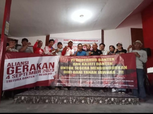 Personil Satpol PP Amankan Aksi Unjuk Rasa di KP3B Serang