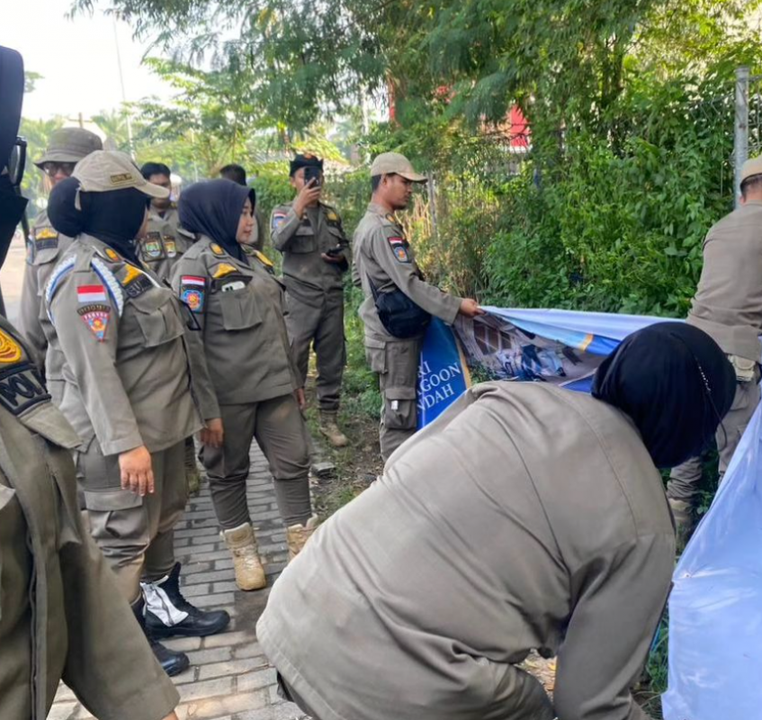 Satpol PP Kota Cilegon Melaksanakan Penertiban Spanduk