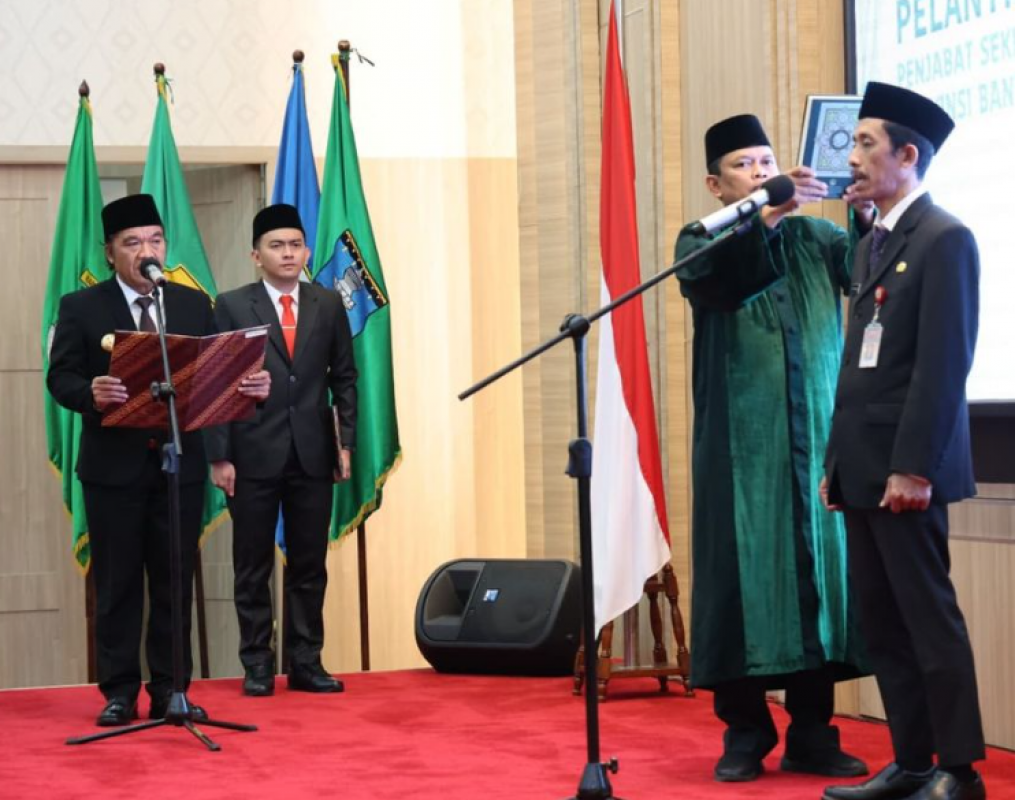 Pj Gubernur Banten Al Muktabar melantik Usman Assidiqi Qohara sebagai Penjabat Sekretaris Daerah (Pj Sekda) Provinsi Banten