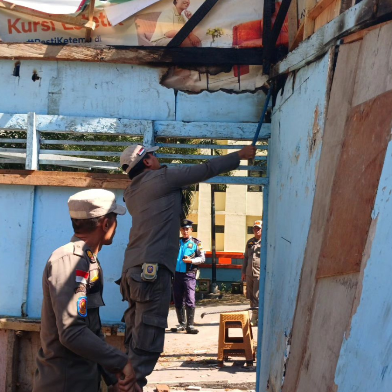 Penertiban Bangunan Liar Disekitar Gedung Perpustakaan