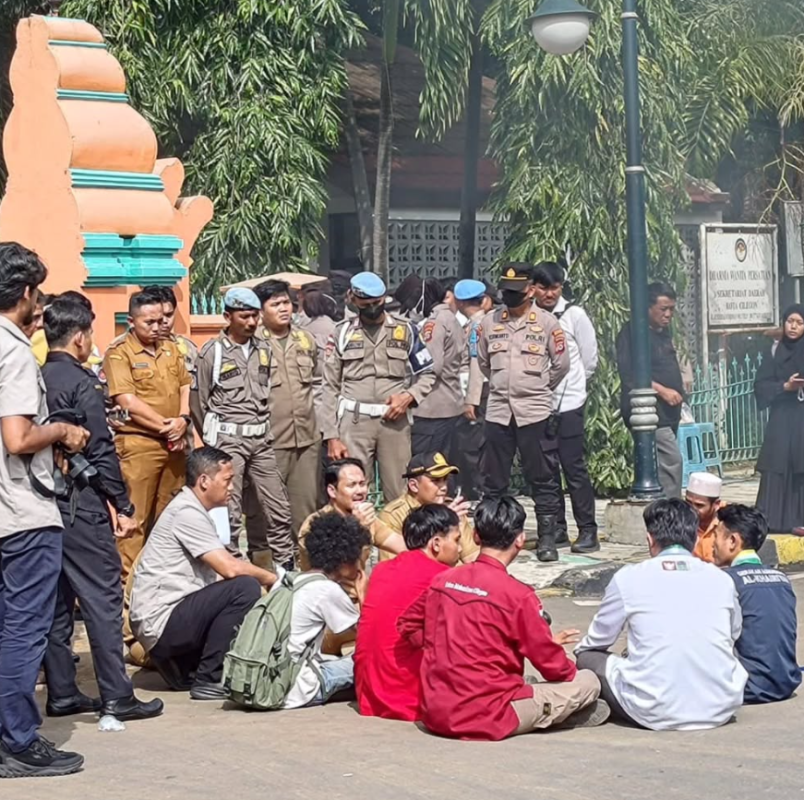 Pengamanan Aksi Unjuk Rasa Yang Berlangsung Di Depan Kantor Wali Kota Cilegon