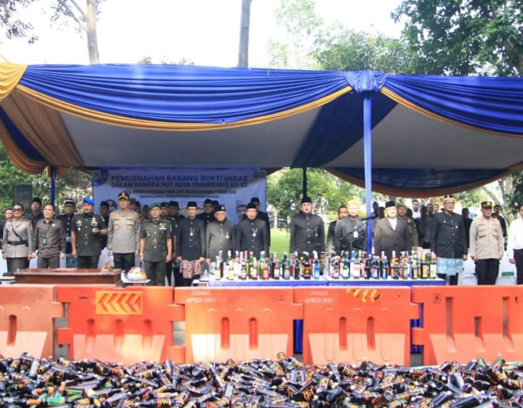 Pemusnahan 4928 Botol Miras Dalam Rangka HUT Kota Tangerang Ke-32