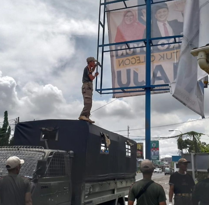 Penertiban Alat Peraga Kampanye (APK) Oleh Satpol PP Kota Cilegon