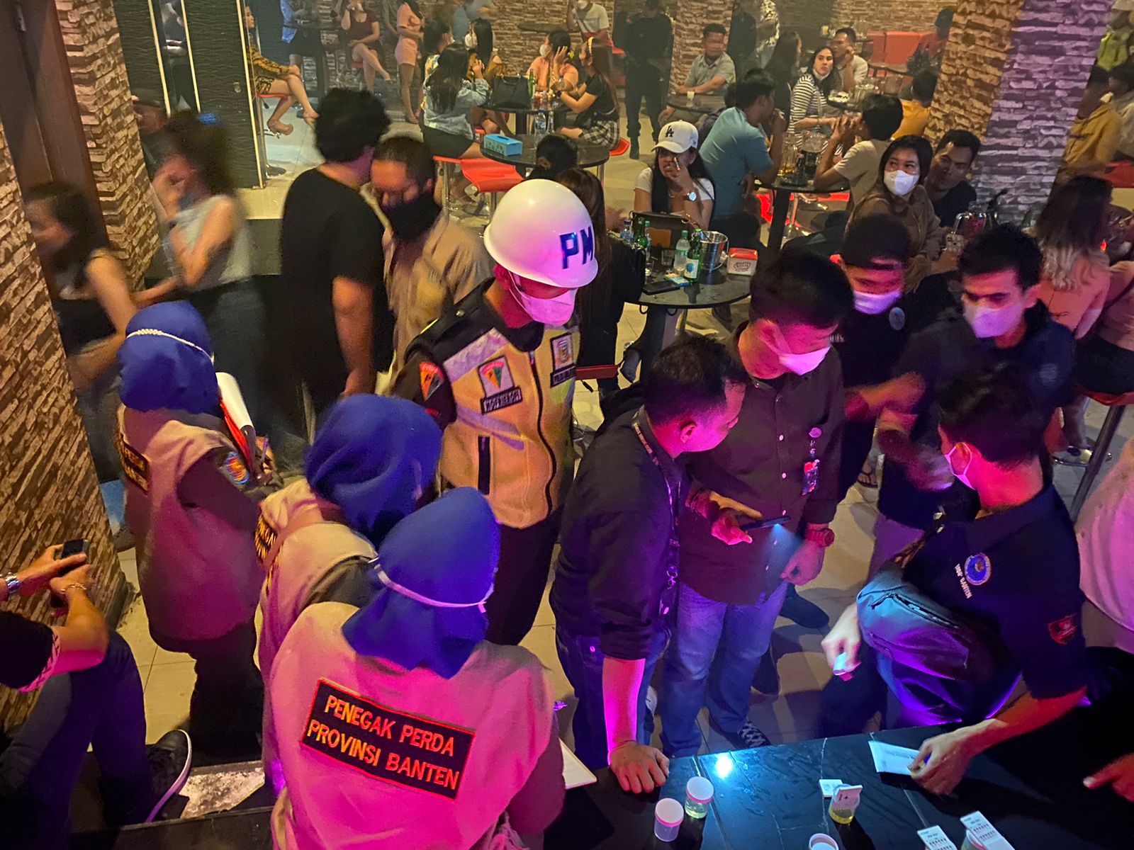 Satpol PP Provinsi Banten Gelar Razia Gabungan Di Tempat Hiburan Malam Di Kota Serang 