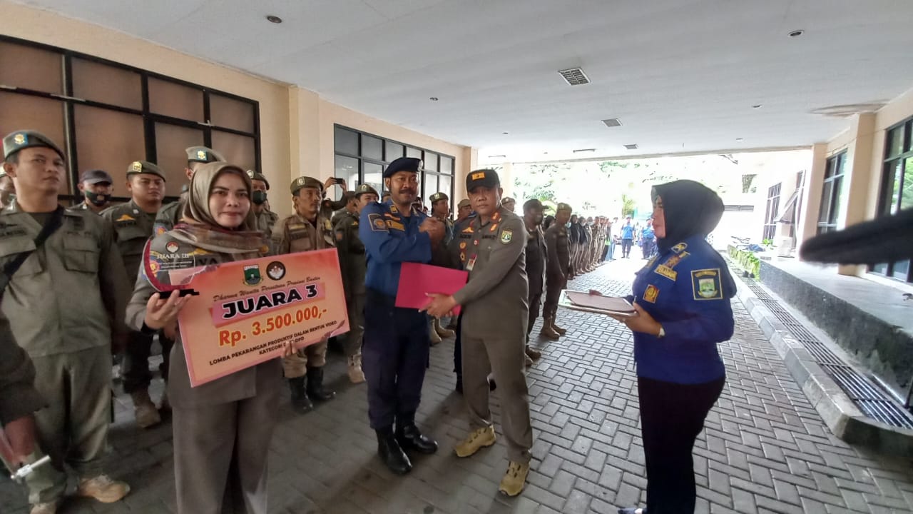 Kasatpol PP Provinsi Banten Memberikan Penghargaan Dan Sertifikat Kepada Anggota Satpol PP Provinsi Banten 
