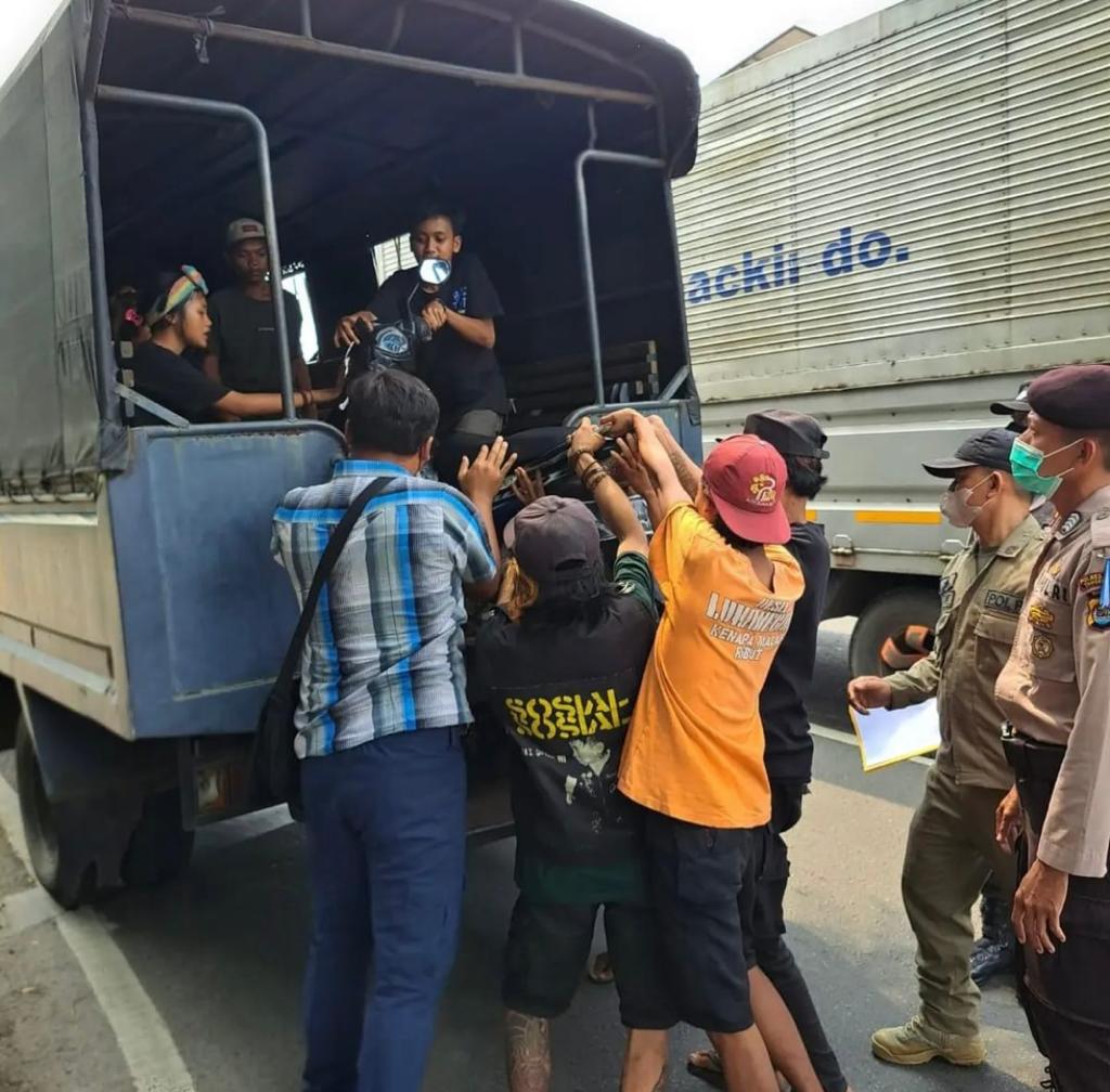 Satuan Polisi Pamong Praja Kabupaten Tangerang bersama Jajaran Polresta Tangerang melaksanakan Operasi Bina Kusuma Maung