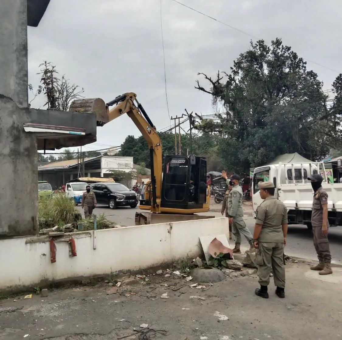 Akan Dibangun Fly Over, Satpol PP Kabupaten Tangerang Melakukan Penertiban Bangunan Di Cisauk