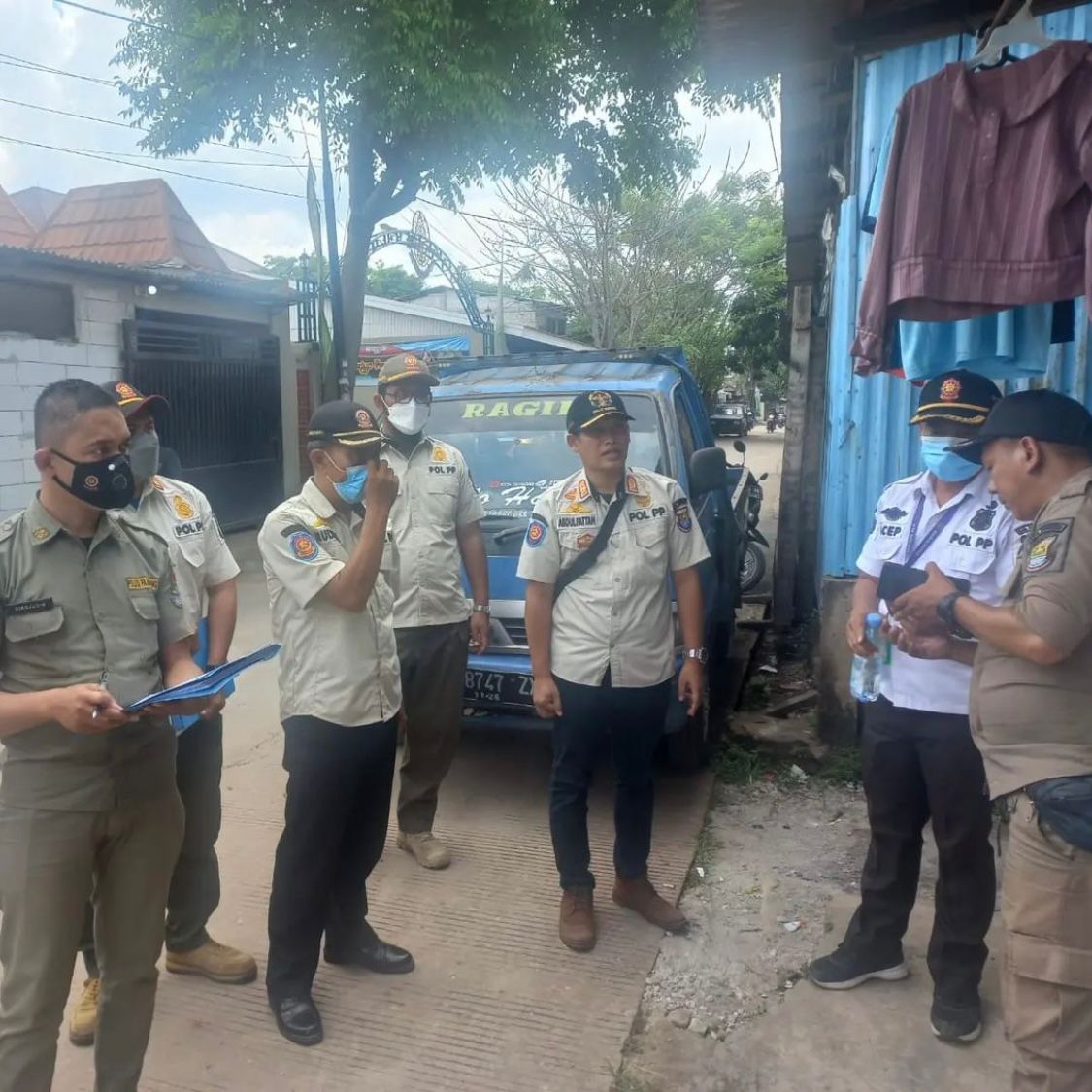 Satpol PP Kabupaten Tangerang  Melakukan Pendataan Bangunan Liar Di Kalimati Pasar Kemis Tangerang
