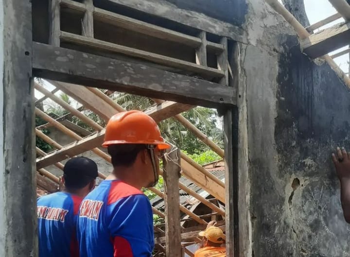 Perbaikan rumah warga Desa Ujung Jaya Kecamatan Sumur Pandeglang