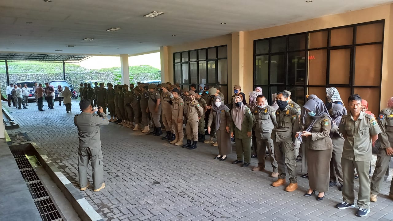 Apel pagi di lingkungan Satuan Polisi Pamong Praja Provinsi Banten.