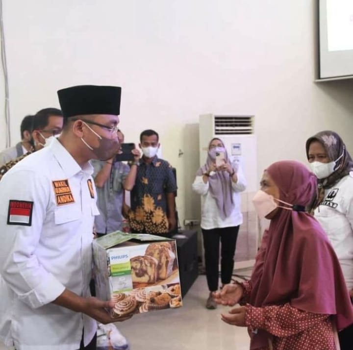 Bantuan bahan pokok untuk modal usaha warungan dan tata boga kepada 250 Keluarga