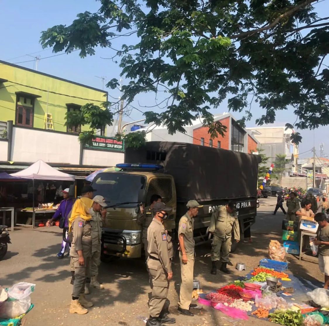 Satpol Pp Kota Serang Menghimbau Kepada Pkl Agar Tidak Berjualan Di Trotoar, Badan Jalan, Yang Bukan Peruntukannya