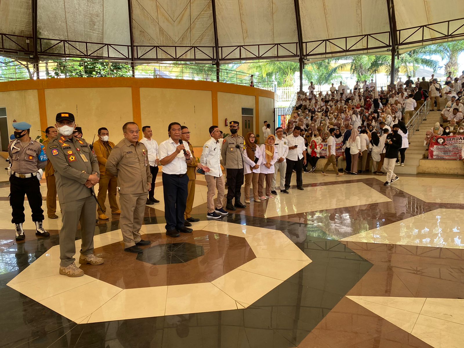 Kasatpol PP  Provinsi Banten Mendampingi Pj Gubernur Banten Yang Menemui Ribuan Honorer Provinsi Banten.