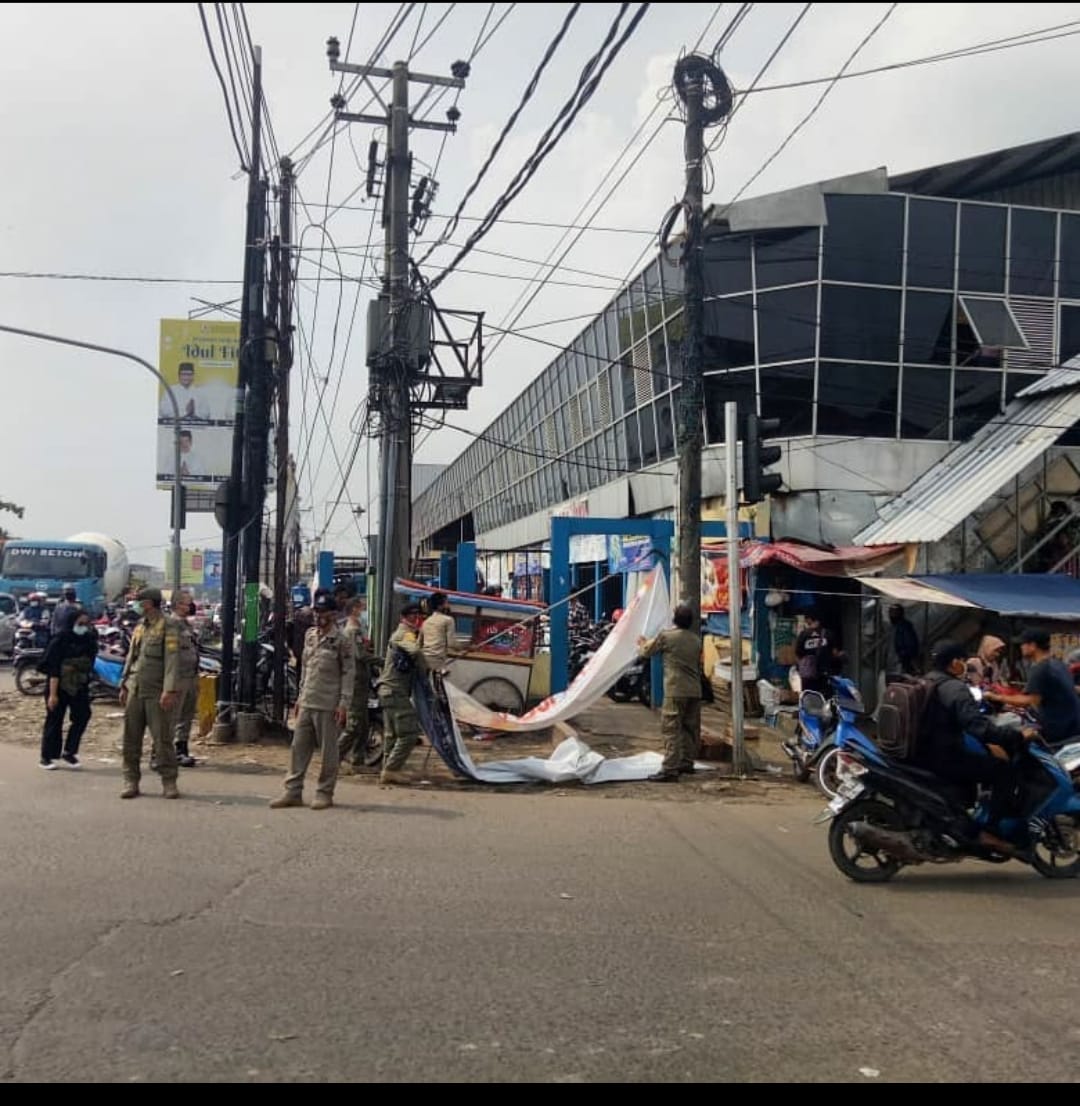 Sebanyak 34 spanduk dan 38 banner atau pamflet tidak pada tempatnya atau tidak berizin berhasil ditertibkan oleh persone