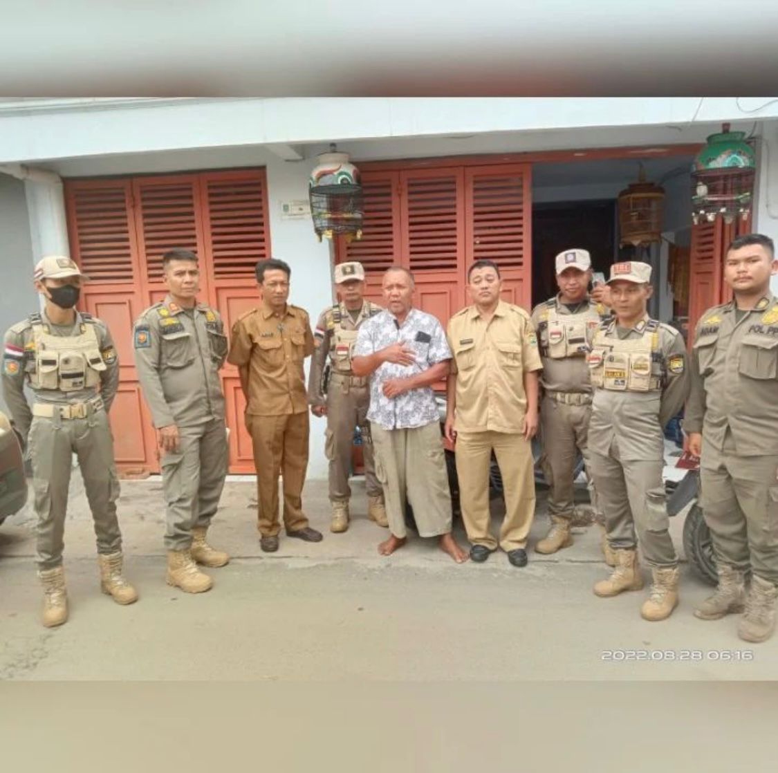 Satpol PP Kota Cilegon Melakukan Penindakan Laporan Warga Mengenai ODGJ Di Wilayah Jombang Wetan 