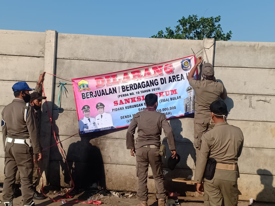 Pemasangan spanduk larangan berjualan pada tempat yang bukan peruntukannya
