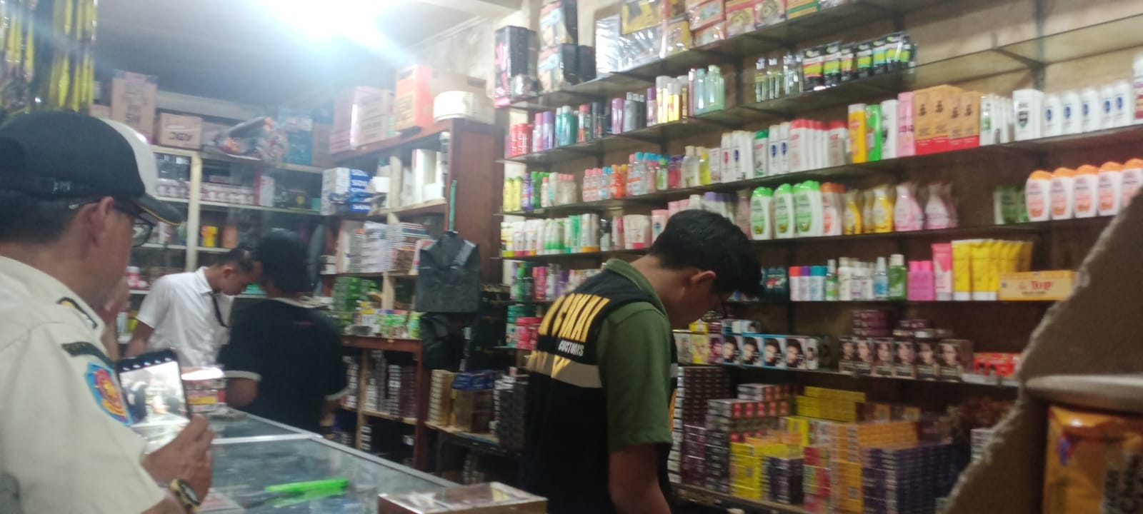 Sidak Toko yang Jual Rokok Ilegal 