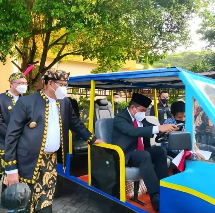  Gubernur Banten Wahidin Halim (WH) menerima mobil listrik karya siswa SMK Negeri 4 Kabupaten Pandeglang
