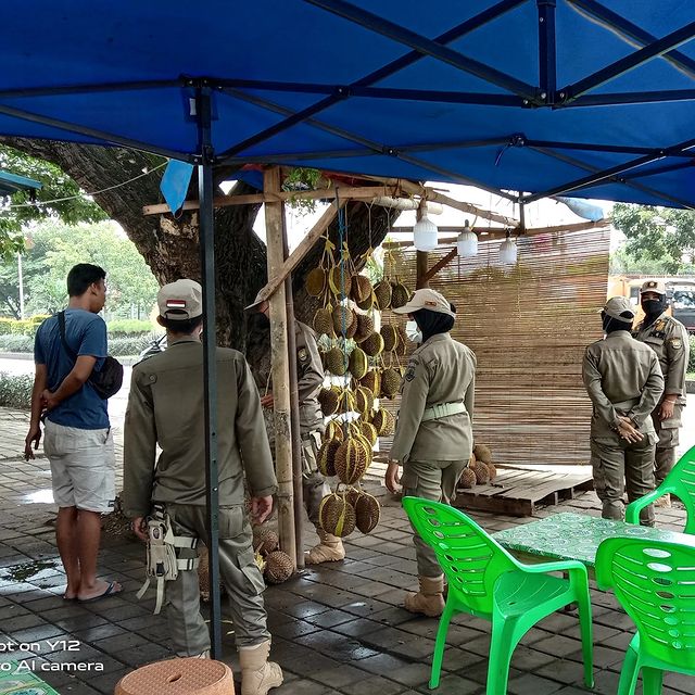  Anggota Dinas SATPOLPP Kota Cilegon (TRC dan Grup Srikandi) melakukan kegiatan patroli rutin