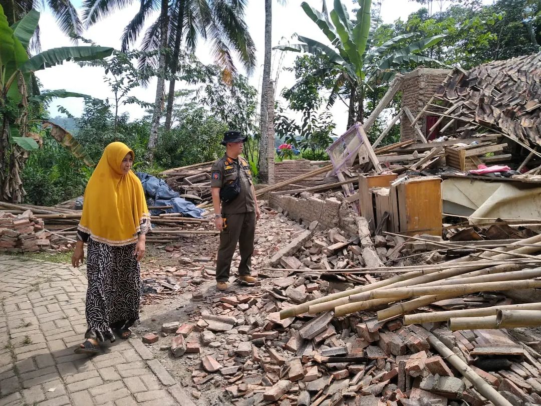  Satpol PP Provinsi Banten bergerak menyusuri area bencana dan melihat langsung warga terdampak gempa