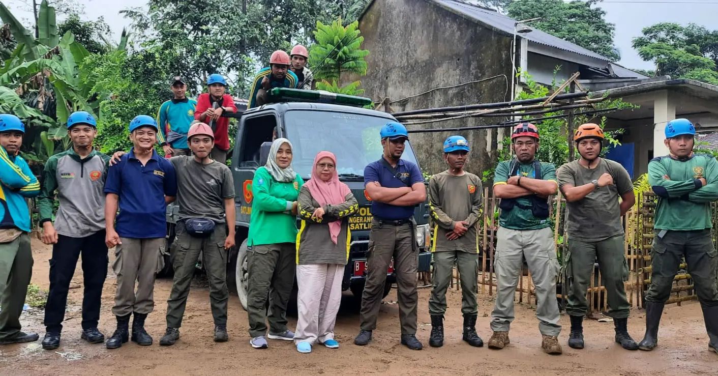 Kepala Bidang Bangtas Satpol PP Provinsi Banten Kustantina memimpin apel pagi di lokasi bencana Kab. Pandeglang