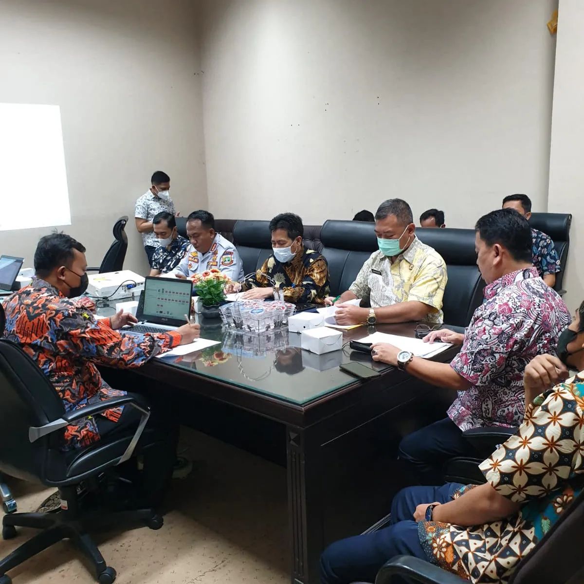 Rapat pembahasan Rapergub bertempat di Ruang Rapat Biro Hukum Setda Provinsi Banten.